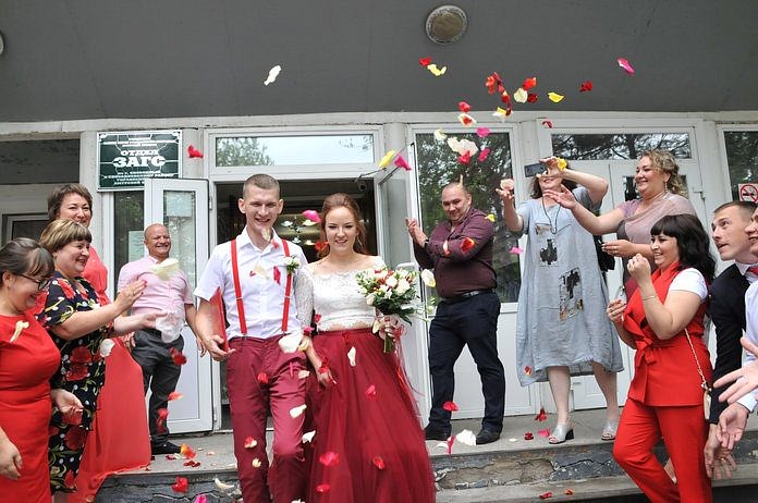 Свадьбой в красных нарядах решили удивить свободненцев молодожёны в красивую дату