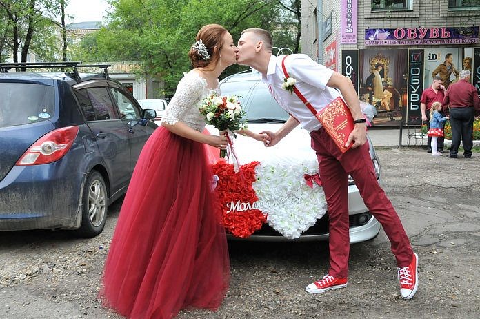 Свадьбой в красных нарядах решили удивить свободненцев молодожёны в красивую дату