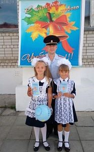 Полицейские Циолковского поздравили подшефных школьников в Свободном с Днём знаний