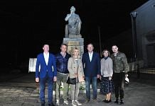 Цветы к памятнику Гайдая в Свободном московские артисты возложили при свете автофар