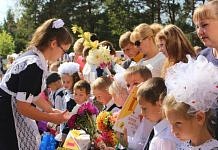 Глава Свободненского района поздравила с Днём знаний  желтояровских школьников