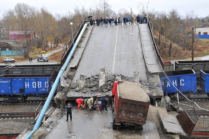 Проводится доследственная проверка по факту обрушения автомобильного моста в Свободном