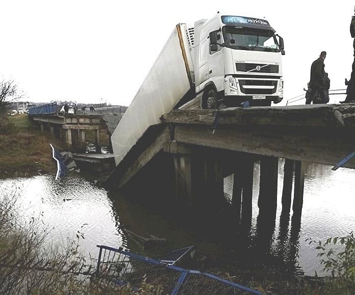 Жертвами обрушения моста в Приморье стали 25-летняя женщина и ребёнок