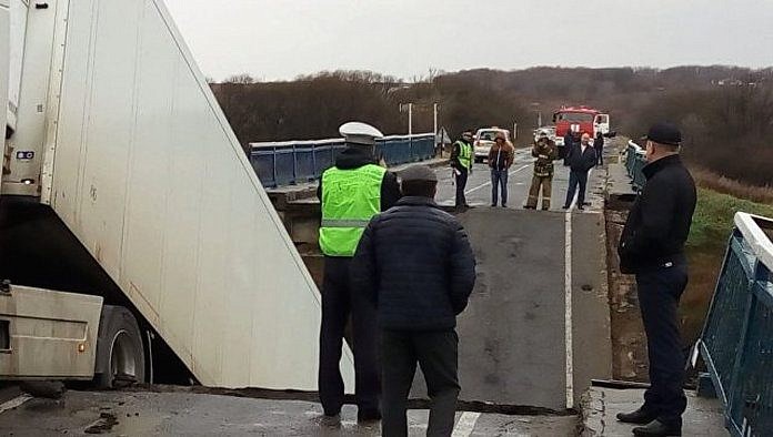 Жертвами обрушения моста в Приморье стали 25-летняя женщина и ребёнок