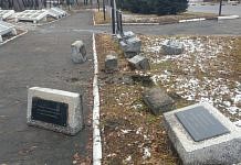 Вандалы вывернули плиты на Мемориале Славы в Свободном