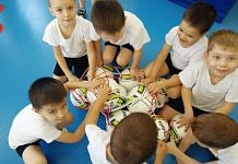 В космограде Циолковский дети учатся играть в футбол с трёх лет