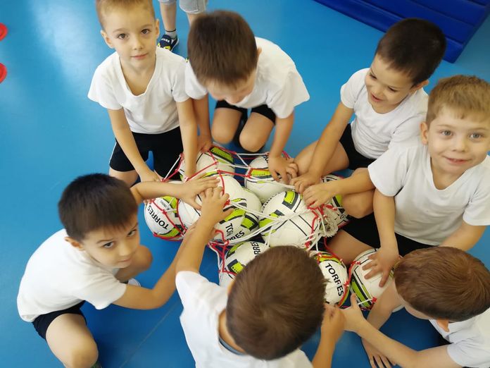В космограде Циолковский дети учатся играть в футбол с трёх лет