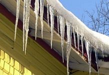 МЧС России напоминает об опасности схода снега и падения сосулек с крыш зданий