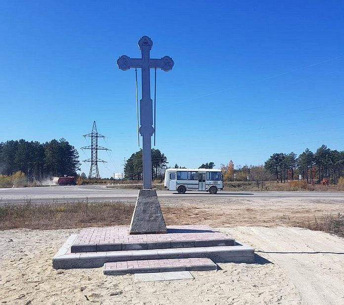 Поклонный крест на объездной дороге в Свободном простоял всего месяц