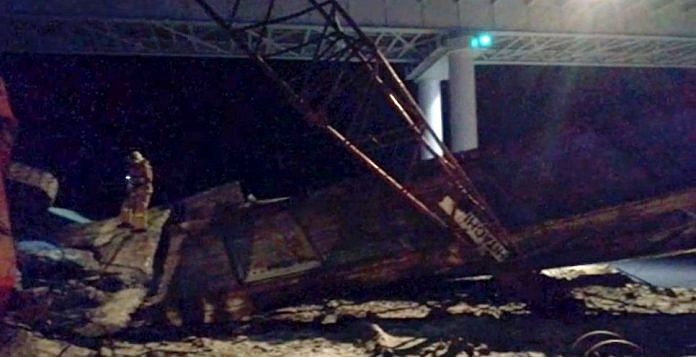 При обрушении моста в Югре два человека погибли и семеро пострадали