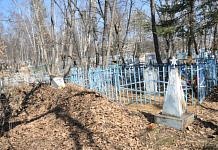 Свободненский старожил предложил простой способ очистки городских кладбищ от мусора
