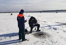 Свободненские спасатели предотвратили трагедию на тонком льду озера Большанка