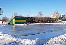 Ледовое поле на стадионе в Свободном готовят для русского хоккея
