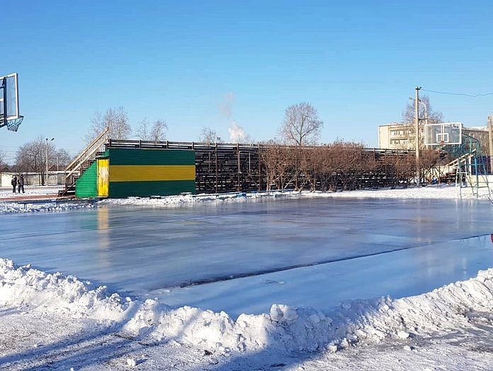 Ледовое поле на стадионе в Свободном готовят для русского хоккея