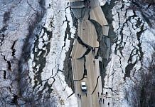 Во время землетрясения на Аляске провалилась трасса вместе с автомобилем