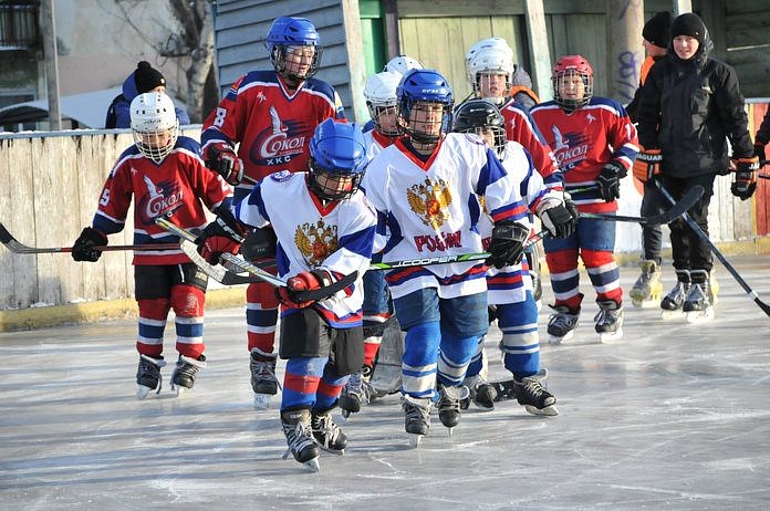 Игры в хоккейном клубе «Сокол» открыл вбросом шайбы глава Свободного