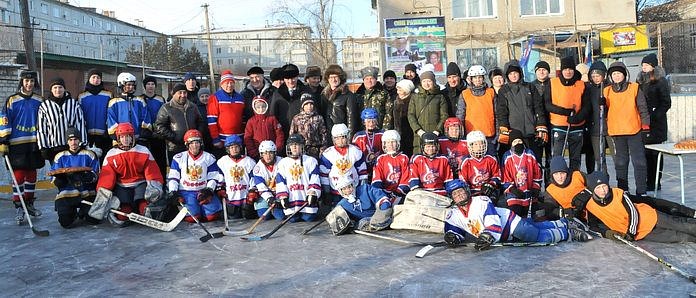 Игры в хоккейном клубе «Сокол» открыл вбросом шайбы глава Свободного
