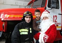 Амурские пожарные исполнили мечту семилетнего мальчика из детского дома