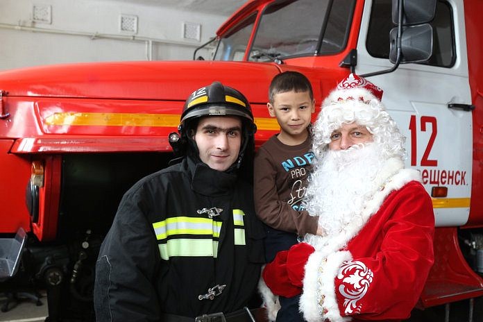 Амурские пожарные исполнили мечту семилетнего мальчика из детского дома