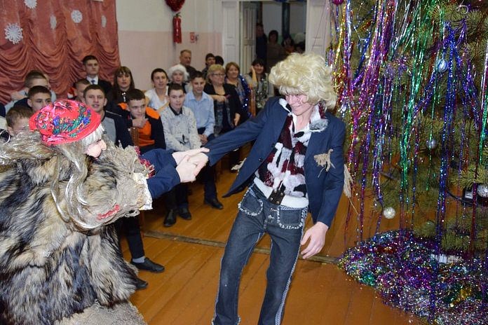 «Трудные» подростки из Юхты сами стали артистами на новогоднем празднике