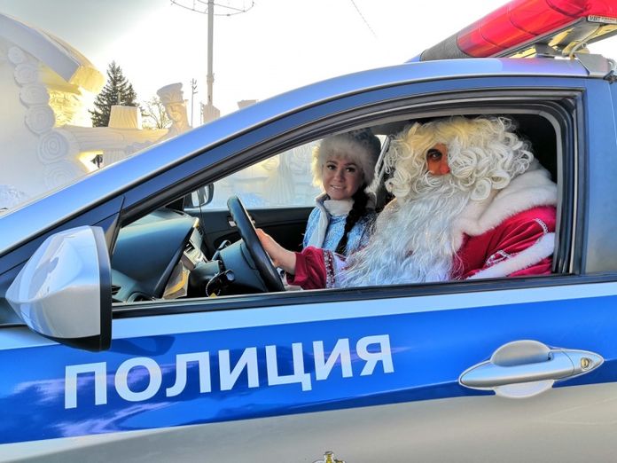 Благовещенские автоинспекторы присоединились к всероссийской акции «Полицейский Дед Мороз»