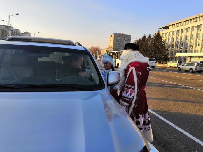 Благовещенские автоинспекторы присоединились к всероссийской акции «Полицейский Дед Мороз»
