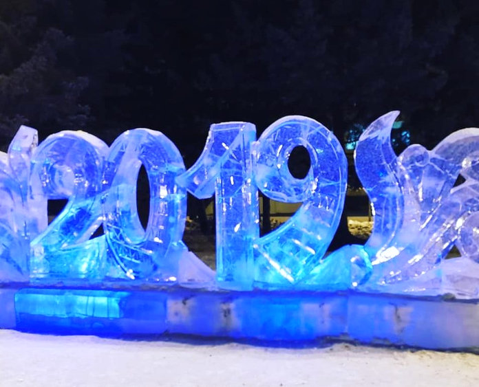 Ледовый лет. Цифры из льда. Фигуры из льда. Подсветка ледяных фигур. Ледяная фигура с подсветкой Новогодняя.
