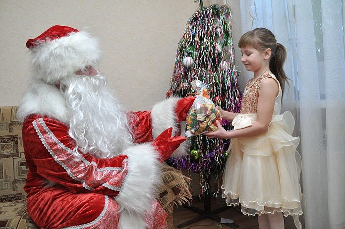 Дед Мороз и Снегурочка из «Зейских огней» поздравляли детей и всех свободненцев