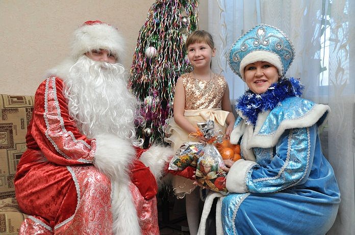 Дед Мороз и Снегурочка из «Зейских огней» поздравляли детей и всех свободненцев