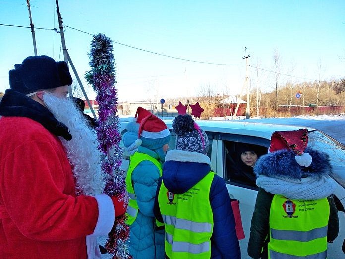 Полицейский Дед Мороз поздравил амурских водителей и пешеходов