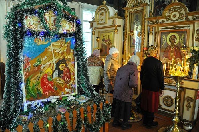 Тысячи свечей для Христа зажгли на Рождество в храме Свободного