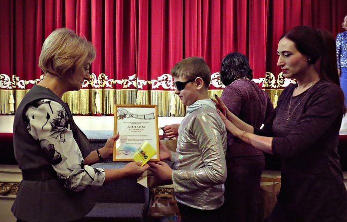 Дети из Свободного получали призы на губернаторской ёлке