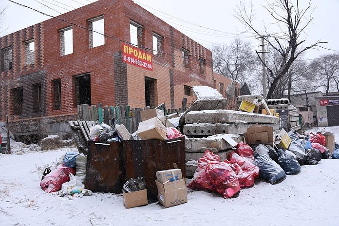 За неубранный строительный мусор около кинотеатра в Свободном выпишут штраф