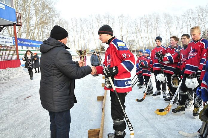 «Соколы» из Свободного завоевали кубок областного первенства по хоккею с мячом