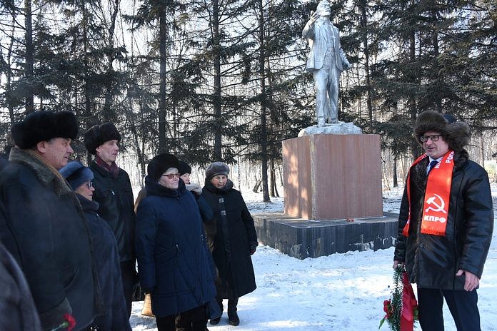 Свободненские коммунисты возложили цветы к памятникам В.И. Ленину в городе и районе
