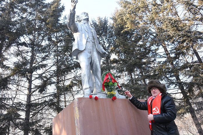 Свободненские коммунисты возложили цветы к памятникам В.И. Ленину в городе и районе