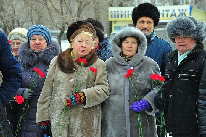 День рождения Леонида Гайдая свободненцы встречают у его памятника с цветами