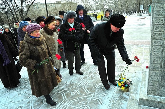 День рождения Леонида Гайдая свободненцы встречают у его памятника с цветами