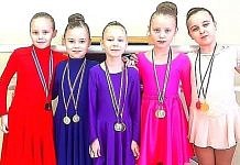 12 медалей привезли воспитанницы свободненского клуба «Виктория» с областного «Снежного бала»