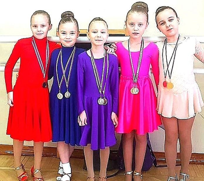 12 медалей привезли воспитанницы свободненского клуба «Виктория» с областного «Снежного бала»
