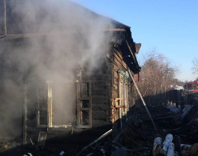 В амурском селе при пожаре в деревянном доме погибли два ребёнка