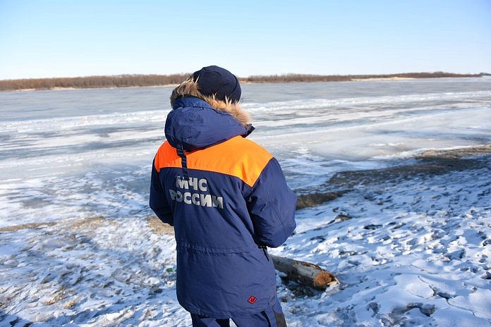 Свободненские водители продолжают рисковать жизнью на хрупкому льду Зеи