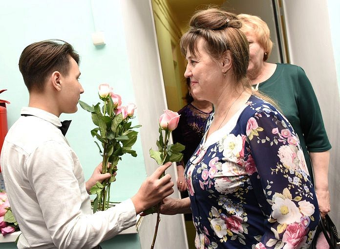 Участницам торжественного собрания в Свободном дарили розы