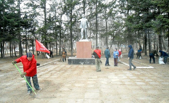 Коммунисты Свободного навели порядок у памятников Ленину и возложили цветы