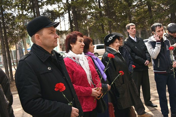 Коммунисты Свободного навели порядок у памятников Ленину и возложили цветы