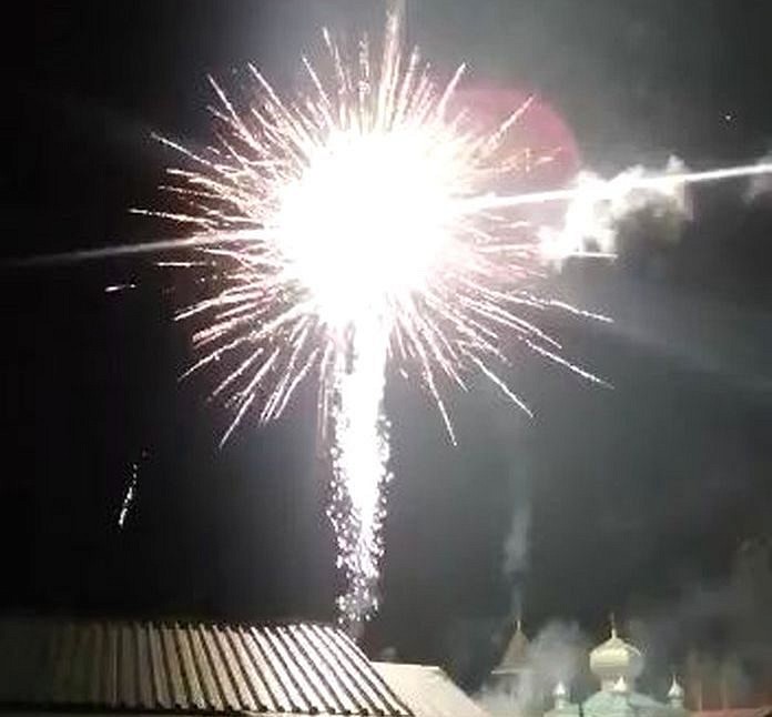 Звёзды салюта зажглись над куполами Свято-Никольского храма в пасхальную ночь