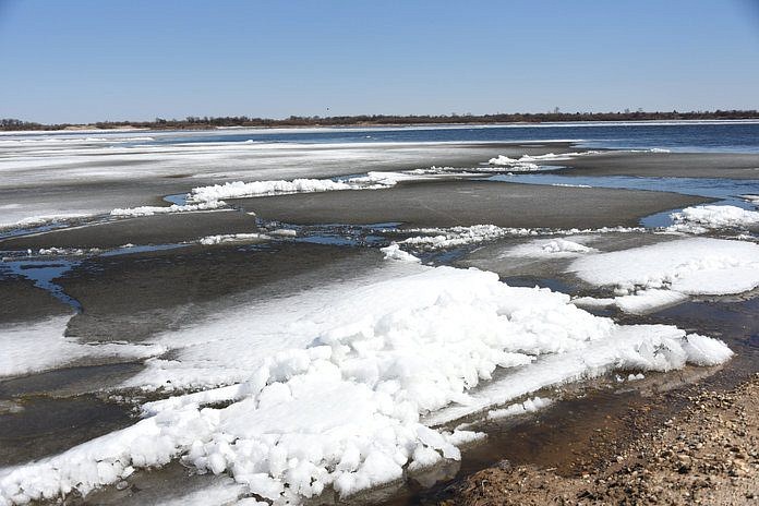 По реке Зея около Свободного на Пасху прошли последние льдины