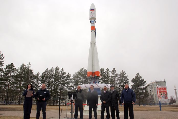 В аэропорту Благовещенска установили макет ракеты-носителя «Союз-2»