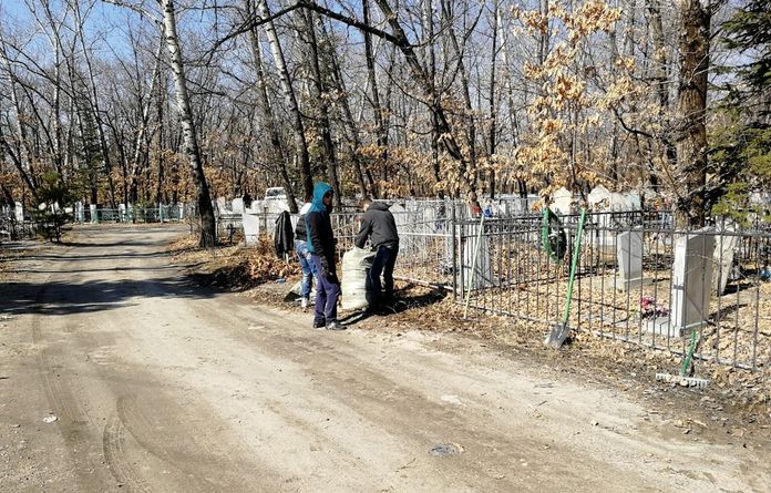 Городские службы наводят порядок на кладбищах Свободного к Радонице