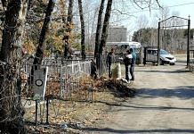 Городские службы наводят порядок на кладбищах Свободного к Радонице